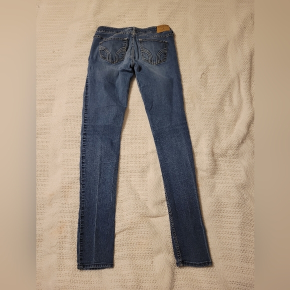 HOLLISTER MID RISE MEDIUM WASH DENIM JEANS - Picture 5 of 9